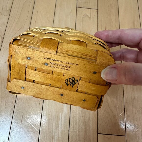 Longaberger Basket with Handle, Small Mini Chore Basket Stamped & SIgned 2001 - Picture 8 of 11